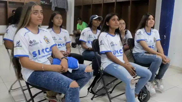Charlyn Corra, Pichichi en LaLiga, convive con jugadoras del Inter Playa del Carmen