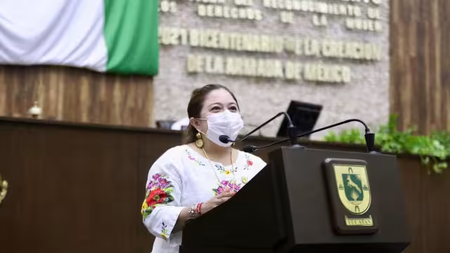 Fue la única de los tres legisladores tricolores que voto a favor de los empréstitos del Gobierno del Estado