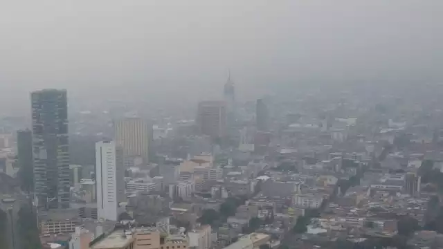 La Ciudad de México, cubierta por una densa capa de contaminantes