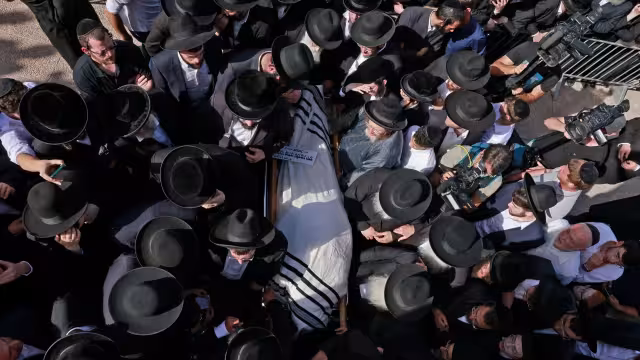 Las autoridades habían permitido la presencia de 10.000 personas en el recinto de la tumba, pero, según los organizadores, en todo el país se fletaron más de 650 autobuses