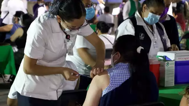 Vacunación de docentes en plantel de la ITAM