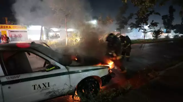 Personal de conflictos del mismo sindicato apoyaron al taxista con una grúa para retirar la siniestrada unidad a un taller mecánico