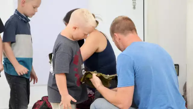 Familia de turistas extranjeros come tamales en el aeropuerto de Cancún