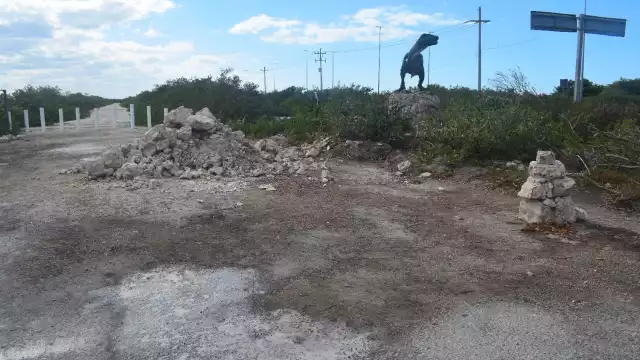 Una tienda de souvenirs, un área de tres baños y una caseta de vigilancia son los primeros inmuebles que serán edificados en el sitio que fungirá como atractivo turístico