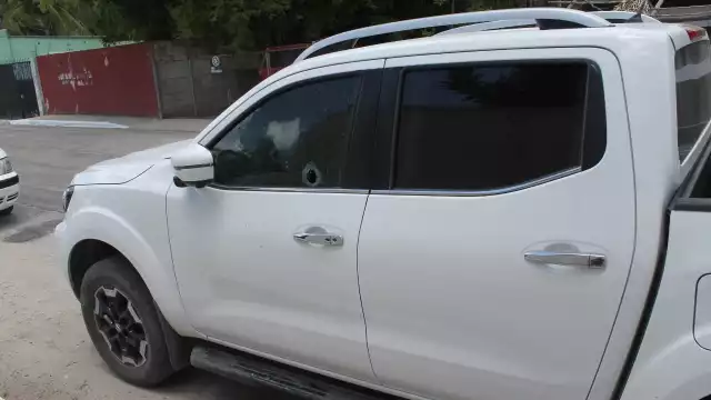 En Facebook se dio a conocer la imagen de dos vehículos que supuestamente fueron baleados