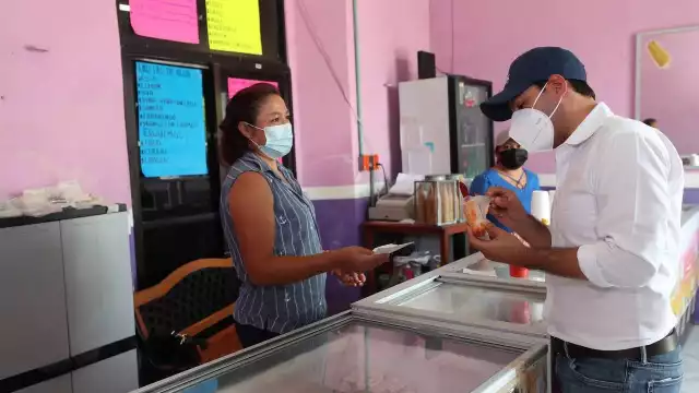 Mauricio Vila visita la nevería 'La Tropical', ubicada en Motul