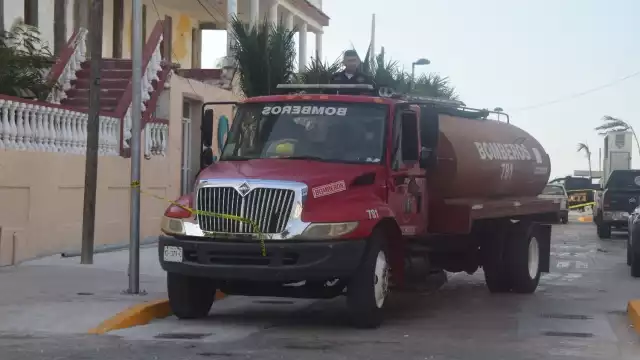 Autoridades despliegan un gran operativo en el malecón de Progreso por un incendio