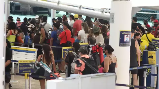 Las aglomeraciones se registran en la zona de taquilla y al abordar el navío