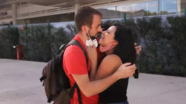 El amor hace olvidar todo... hasta el COVID-19