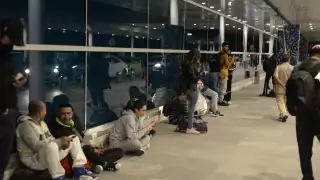 De los 11 vuelos que llegan entre las 08:00 y las 11:35 horas siete proceden de la capital del país