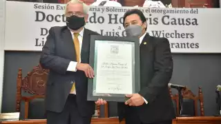 José Román Ruiz Carrillo, rector de la Universidad Autónoma de Campeche, entregó el Doctorado Honoris Causa a Enrique Graue