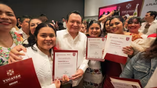 El gobernador Joaquín Díaz Mena encabeza la entrega de 582 plazas a maestros y personal educativo en Yucatán