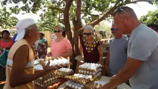 Familias de escasos recursos recibieron una rejilla de huevo al Sur de Mérida