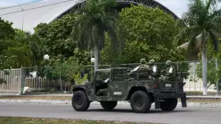 Desde temprana hora, se observaron a trabajadores bajando sillas en los diversos puntos donde se llevarán a cabo las inmunizaciones en la ciudad