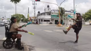 Pareja hace malabares en semáforos y cruceros de Cancún; soportan calor, malos tratos de automovilistas, lesiones y pocas ganancias