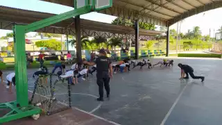 un grupo de 40 niños y jóvenes son instruidos en defensa personal y vigilancia del perímetro de sus hogares