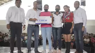 Fueron entregados 12 mil becas y apoyos