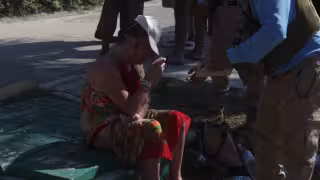 Turistas caen y sufren lesiones por su estado de ebriedad en Cancún; Policía turística los ayudó para llegar a su hotel