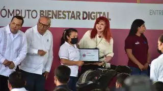 Secretaría de Bienestar de Campeche entrega 400 equipos de cómputo en 63 planteles