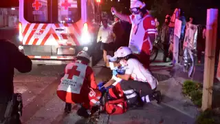 Sobre la banqueta atienden a un ciudadano herido, el cual resultó noqueada tras caer ebrio