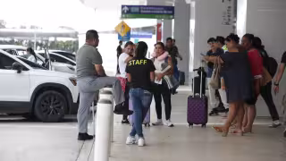 Acoso de “jaladores” a turistas y falta de asientos perjudican la imagen de la T2 del Aeropuerto de Cancún