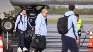Selección de Uruguay de fútbol llega al aeropuerto de Cancún