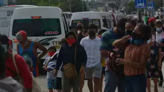 Sin miedo a contagiarse, muchas personas optan por no usar cubrebocas mientras esperan su transporte