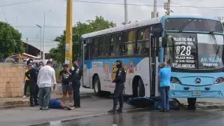 El hombre que iba a bordo de una motocicleta Italika color azul con placas 64AXW6 fue atropellada por un camión