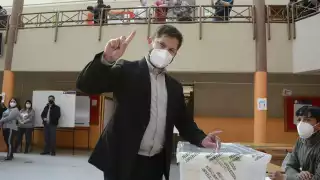Elecciones en Chile: Gabriel Boric emite su voto con mensaje de 'manos limpias'