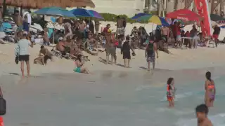 Las playas de Cancún, en especial Playa Gaviotas, lucen abarrotadas y sin las medidas sanitarias por los bañistas