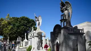 El segundo más común es el ángel orante, cuya estatua es un adulto que tiene las manos juntas