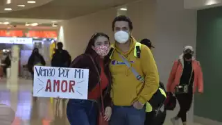 La pareja vivió un momento romántico en el aeropuerto de Mérida