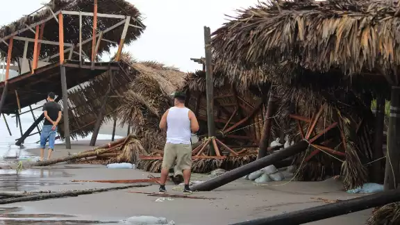 Tres muertos tras el paso del Huracán Roslyn en su paso por México