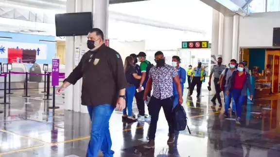 Las cinco personas salieron de la oficina de Migración a minutos de aterrizar el avión Las cinco personas salieron de la oficina de Migración a minutos de aterrizar el avión
