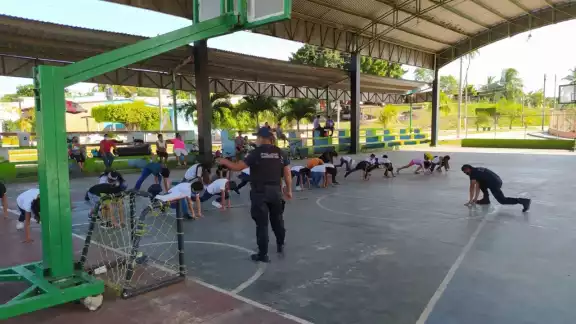 un grupo de 40 niños y jóvenes son instruidos en defensa personal y vigilancia del perímetro de sus hogares