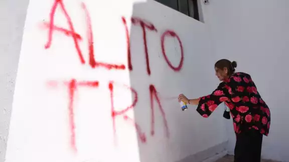 Elisa Hernández Romero fue captada al momento de vandalizar con pintura roja Elisa Hernández Romero fue captada al momento de vandalizar con pintura roja
