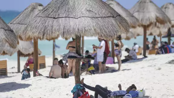 Se recomienda evitar exponerse al sol e hidratarse