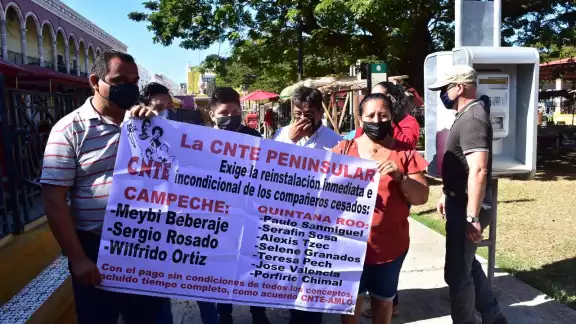 Acompañado por una decena de docentes, el líder señaló que la encargada de resolver los problemas estatales es Layda Sansores San Román Acompañado por una decena de docentes, el líder señaló que la encargada de resolver los problemas estatales es Layda Sansores San Román