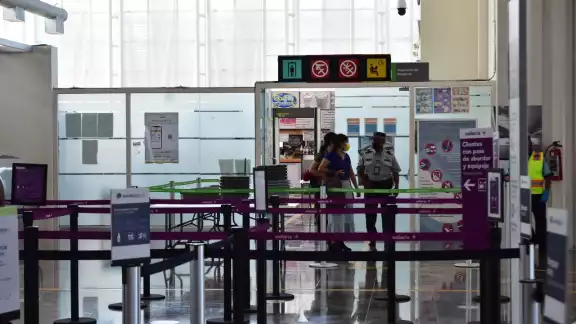 Las personas tuvieron que esperar por sus vuelos más tiempo del acordado Las personas tuvieron que esperar por sus vuelos más tiempo del acordado