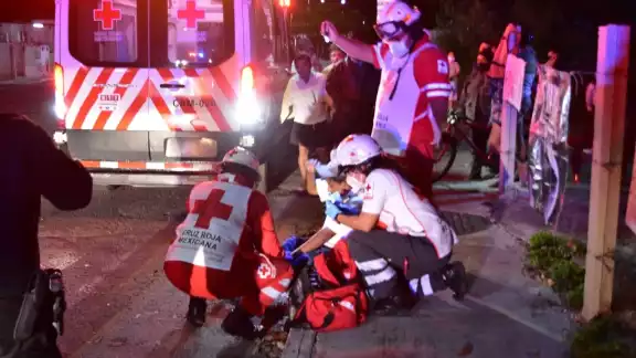 Sobre la banqueta atienden a un ciudadano herido, el cual resultó noqueada tras caer ebrio Sobre la banqueta atienden a un ciudadano herido, el cual resultó noqueada tras caer ebrio