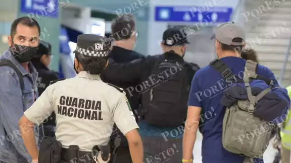 El hombre estaba custodiado por elementos de la Guardia Nacional durante su arribo al aeropuerto de Mérida El hombre estaba custodiado por elementos de la Guardia Nacional durante su arribo al aeropuerto de Mérida
