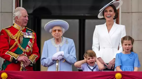 La reina Isabel II vivió un momento divertido con su nuevo, el príncipe Luis en los festejos del Jubileo de Platino La reina Isabel II vivió un momento divertido con su nuevo, el príncipe Luis en los festejos del Jubileo de Platino