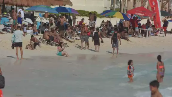 Las playas de Cancún, en especial Playa Gaviotas, lucen abarrotadas y sin las medidas sanitarias por los bañistas Las playas de Cancún, en especial Playa Gaviotas, lucen abarrotadas y sin las medidas sanitarias por los bañistas