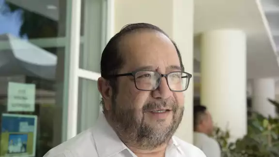 En caso de ser electo nuevo rector de la Uady, Renán Solís ofrece ser más cercano a la comunidad universitaria.