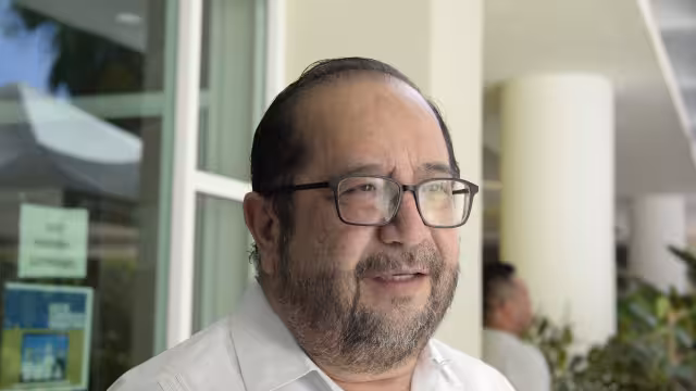 En caso de ser electo nuevo rector de la Uady, Renán Solís ofrece ser más cercano a la comunidad universitaria.