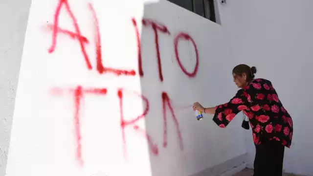 Elisa Hernández Romero fue captada al momento de vandalizar con pintura roja