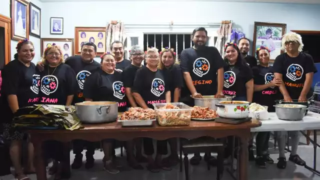 La familia Poot Pérez se la pasa toda la noche haciendo más de 50 pibes que reparten entre sus amigos