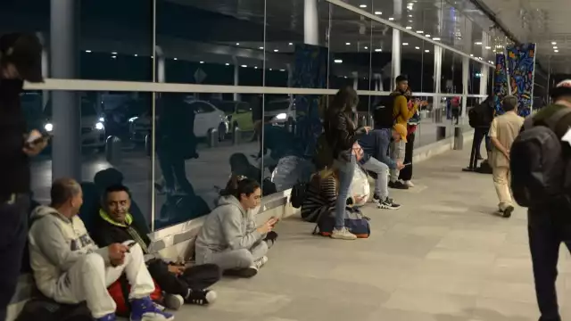 De los 11 vuelos que llegan entre las 08:00 y las 11:35 horas siete proceden de la capital del país