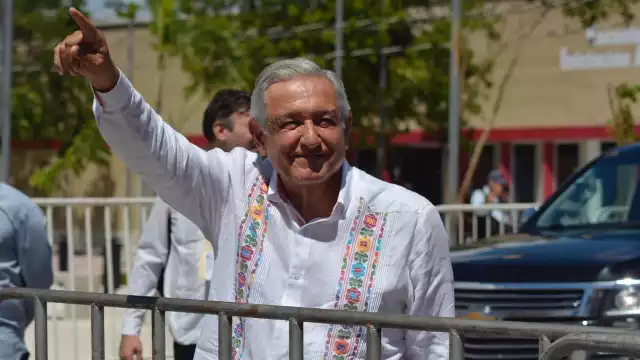 AMLO lleva a cabo su conferencia mañanera en la Ciudad Militar de Cancún, en la Zona Norte del Estado de Quintana Roo