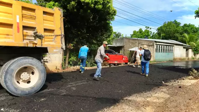 Pobladores destacaron que el Gobierno sólo pavimenta vías principales, no las calles despedazadas de colonias como Joaquín Zetina Gasca, Pescadores y Palma Real